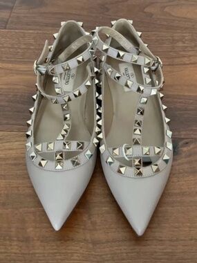 Valentino Garavani Rockstud T-Strap Pointed Flats in Nude. Size 39.5.